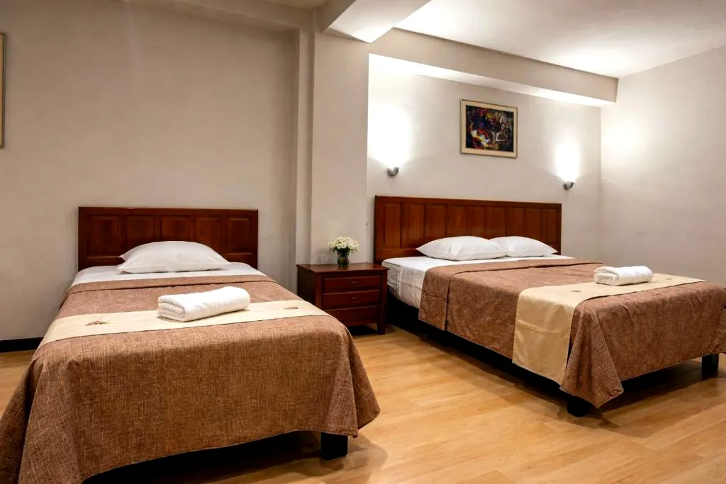 Habitación con dos camas individuales en Hotel Safari
