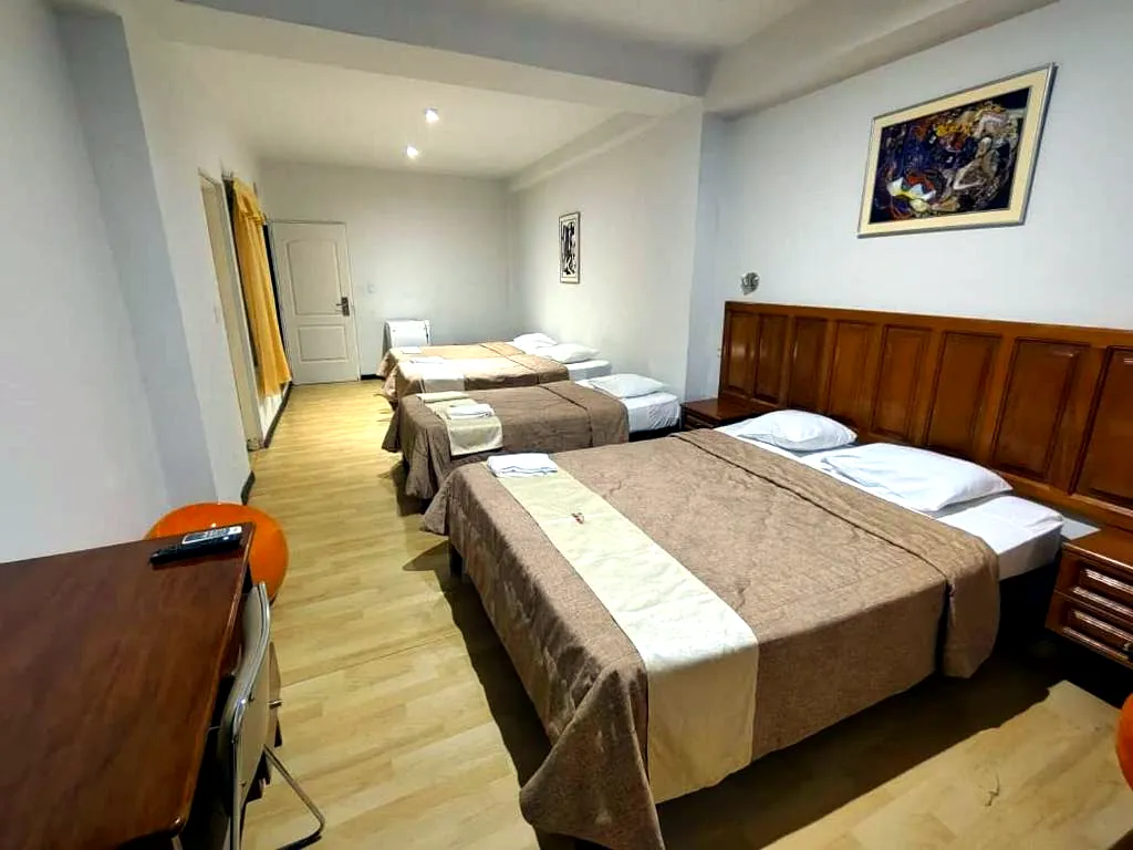 Habitación con tres camas individuales en Hotel Safari