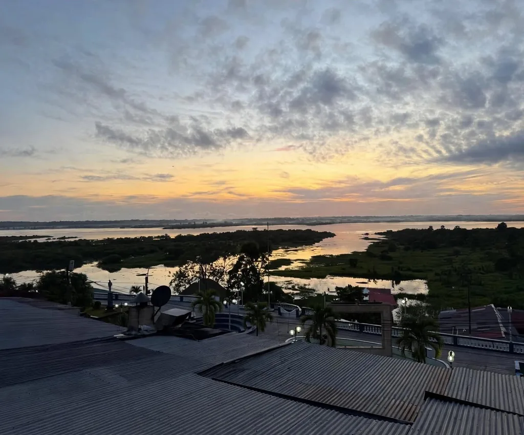 Vista al río y atardecer desde Hotel Safari